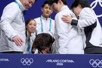 キスアンドクライで顔を覆う佐藤駿（写真提供・ＡＰ／アフロ）