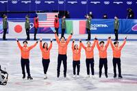 銀メダルを獲得し、表彰式に臨む日本チーム。左からアイスダンスの森田真沙也、吉田唄菜、ペアの木原龍一、三浦璃来、女子の坂本花織、男子の佐藤駿、鍵山優真＝ミラノ（共同）