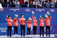団体で銀メダルを獲得した日本チーム。左からアイスダンスの森田真沙也、吉田唄菜、ペアの木原龍一、三浦璃来、女子の坂本花織、男子の佐藤駿、鍵山優真＝ミラノ（共同）