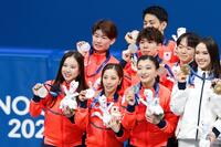 団体で銀メダルを獲得し記念撮影する（前列左から）吉田唄菜、三浦璃来、坂本花織、（中列左から）森田真沙也、佐藤駿、鍵山優真。奥は木原龍一（共同）
