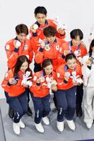団体で銀メダルを獲得し記念撮影する（前列左から）吉田唄菜、三浦璃来、坂本花織、（中列左から）森田真沙也、佐藤駿、鍵山優真。奥は木原龍一（共同）