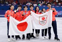 団体で銀メダルを獲得した日本チーム。左から女子の坂本花織、男子の佐藤駿、鍵山優真、アイスダンスの森田真沙也、吉田唄菜、ペアの三浦璃来、木原龍一（共同）