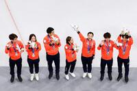 団体で銀メダルを獲得した日本チーム。左からアイスダンスの森田真沙也、吉田唄菜、ペアの木原龍一、三浦璃来、女子の坂本花織、男子の佐藤駿、鍵山優真＝ミラノ（共同）