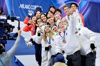 表彰式でイタリアチーム（手前）と記念撮影する日本チーム＝ミラノ（共同）