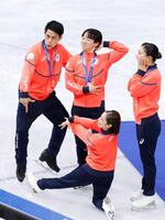 団体で銀メダルを獲得し、記念撮影する（左から）木原龍一、鍵山優真、三浦璃来、坂本花織＝ミラノ（共同）