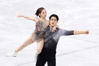 団体ペア・フリー　演技する三浦璃来（左）、木原龍一組＝ミラノ（共同）
