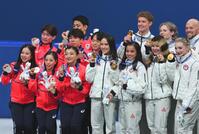 表彰台でメダルを掲げる日本（左側）と米国の選手たち