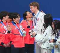 金メダルの米国選手たちと健闘をたたえ合う、坂本花織（中央）、鍵山優真（同左）ら