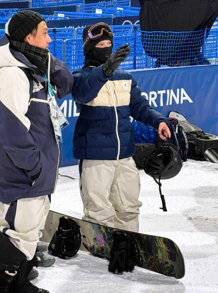 　本番会場のテスト滑走に参加し、スタッフと話す平野歩夢（右）＝共同