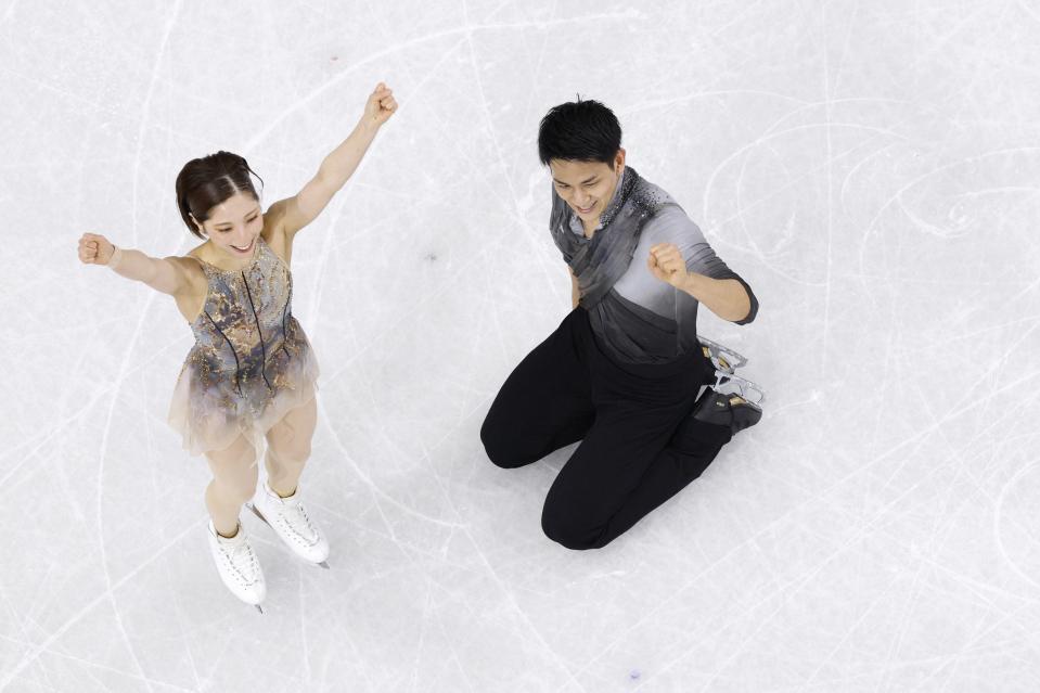 　団体ペア・フリーの演技を終えガッツポーズする三浦璃来（左）、木原龍一組＝ミラノ（共同）