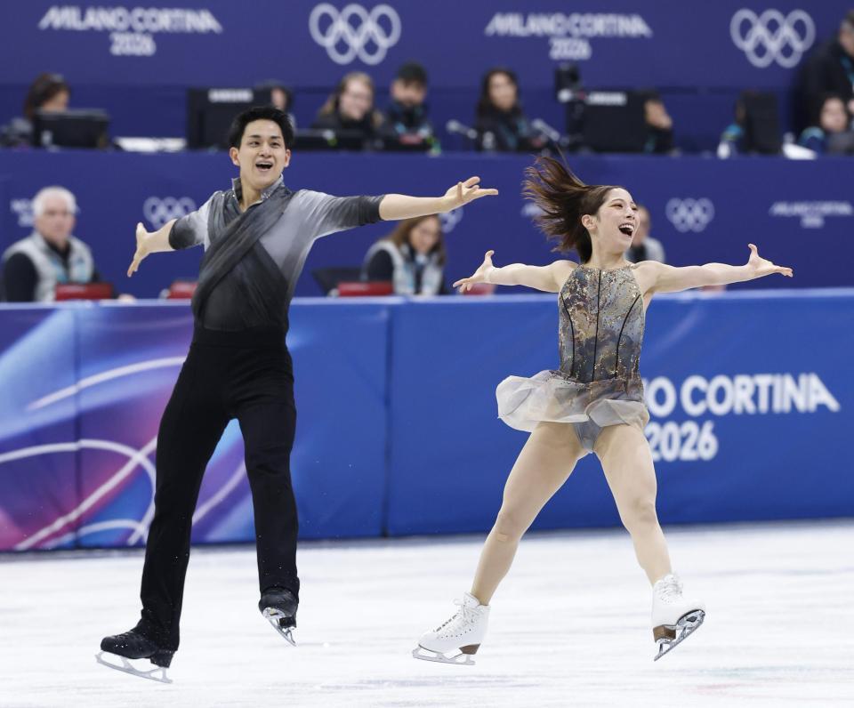 　団体ペア・フリー　演技する三浦璃来（右）、木原龍一組＝ミラノ（共同）