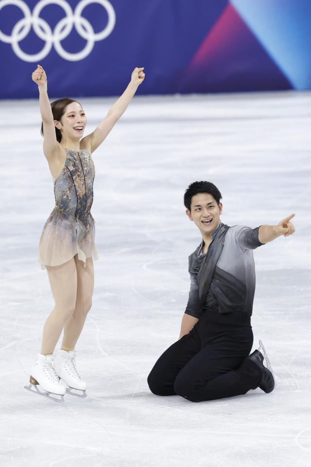 　団体ペア・フリーの演技を終え、喜ぶ三浦璃来（左）、木原龍一組＝ミラノ（共同）