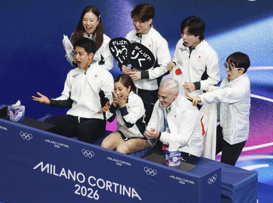 　団体ペア・フリーの演技を終え、得点を確認し喜ぶ三浦璃来（前列中央）、木原龍一（同左）組＝ミラノ（共同）