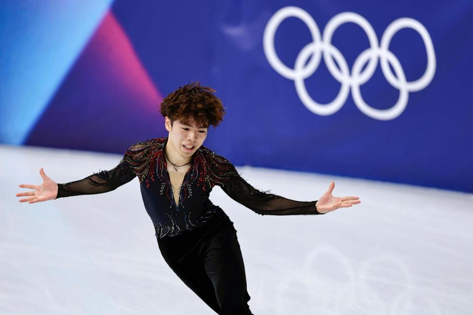 団体男子フリー　演技する佐藤駿（共同）