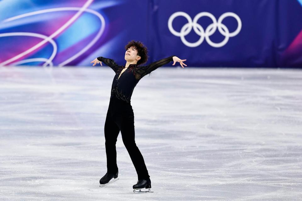 団体男子フリー　フィニッシュのポーズを決める佐藤駿（共同）