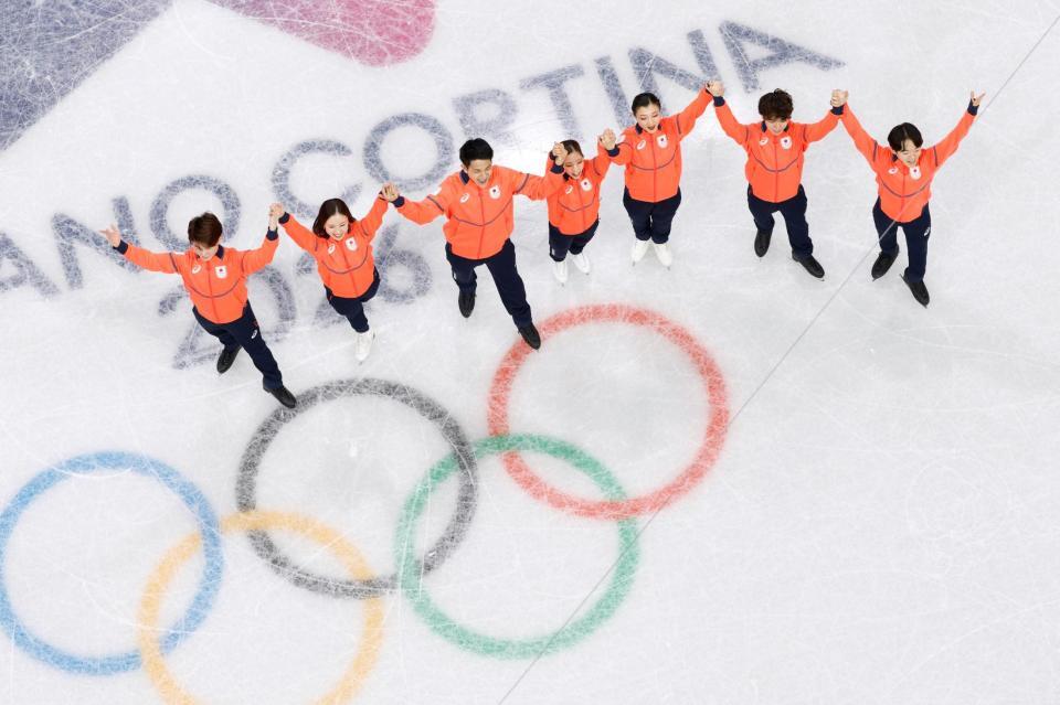 銀メダルを獲得し、表彰式に臨む日本チーム。左からアイスダンスの森田真沙也、吉田唄菜、ペアの木原龍一、三浦璃来、女子の坂本花織、男子の佐藤駿、鍵山優真＝ミラノ（共同）