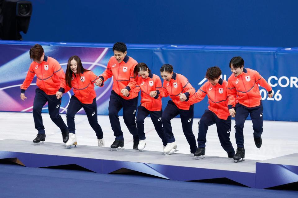 団体で銀メダルを獲得し、表彰台に上がる日本チーム。左からアイスダンスの森田真沙也、吉田唄菜、ペアの木原龍一、三浦璃来、女子の坂本花織、男子の佐藤駿、鍵山優真＝ミラノ（共同）