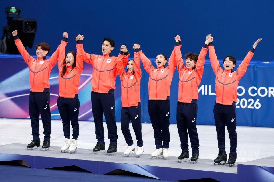 団体で銀メダルを獲得し、表彰台に上がる日本チーム。左からアイスダンスの森田真沙也、吉田唄菜、ペアの木原龍一、三浦璃来、女子の坂本花織、男子の佐藤駿、鍵山優真（共同）