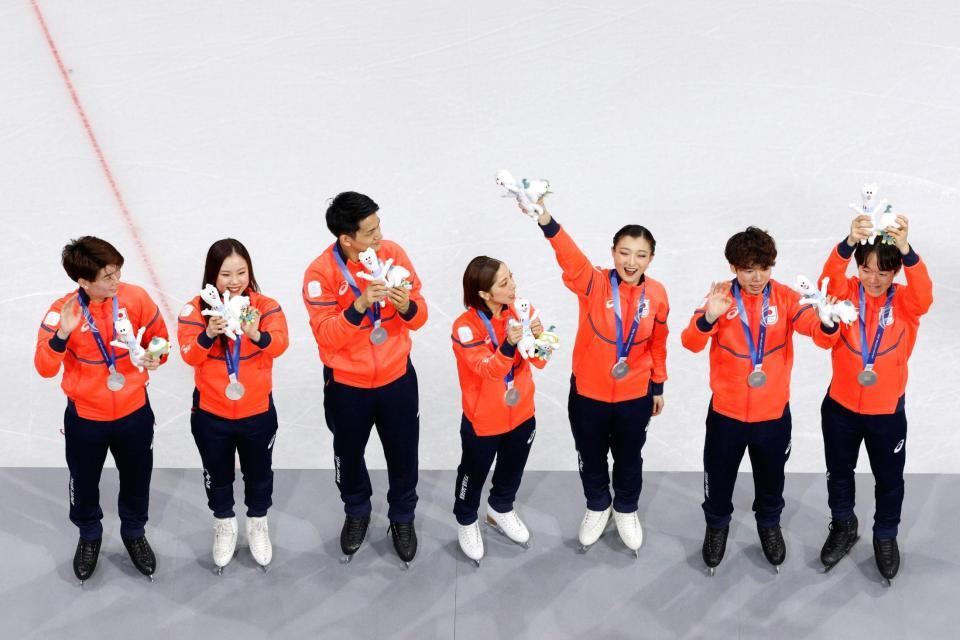 団体で銀メダルを獲得した日本チーム。左からアイスダンスの森田真沙也、吉田唄菜、ペアの木原龍一、三浦璃来、女子の坂本花織、男子の佐藤駿、鍵山優真＝ミラノ（共同）