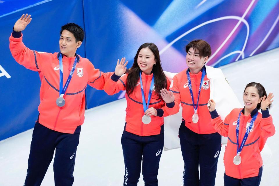 団体で銀メダルを獲得し、歓声に応える（左から）木原龍一、吉田唄菜、森田真沙也、三浦璃来＝ミラノ（共同）