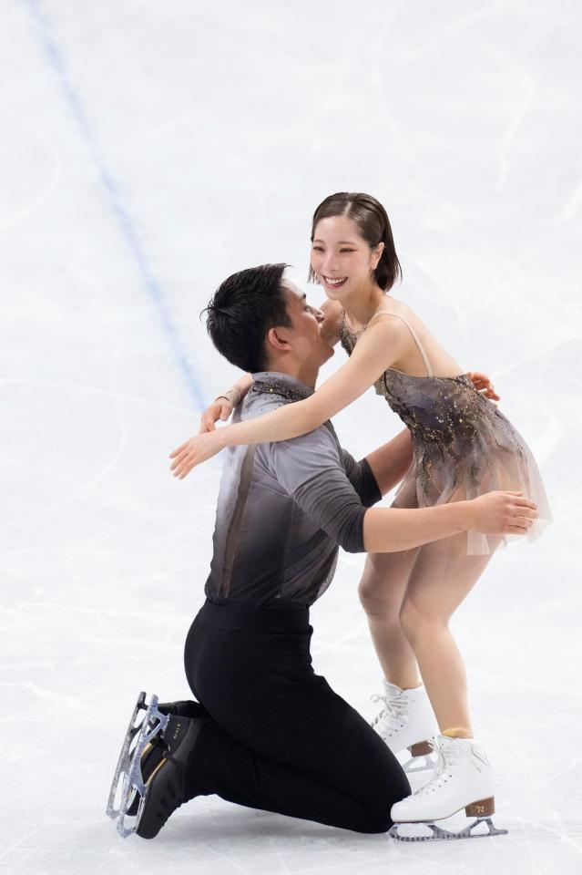 団体ペア・フリーの演技を終え、抱き合う三浦璃来（右）、木原龍一組＝ミラノ（共同）