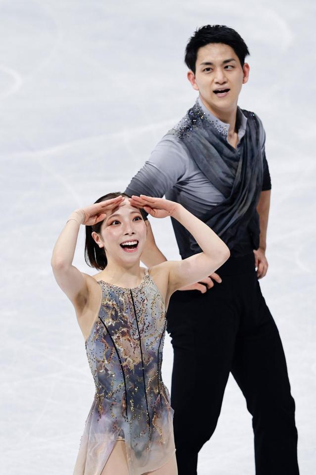 団体ペア・フリーの演技を終え、観客席を見る三浦璃来（左）、木原龍一組＝ミラノ（共同）