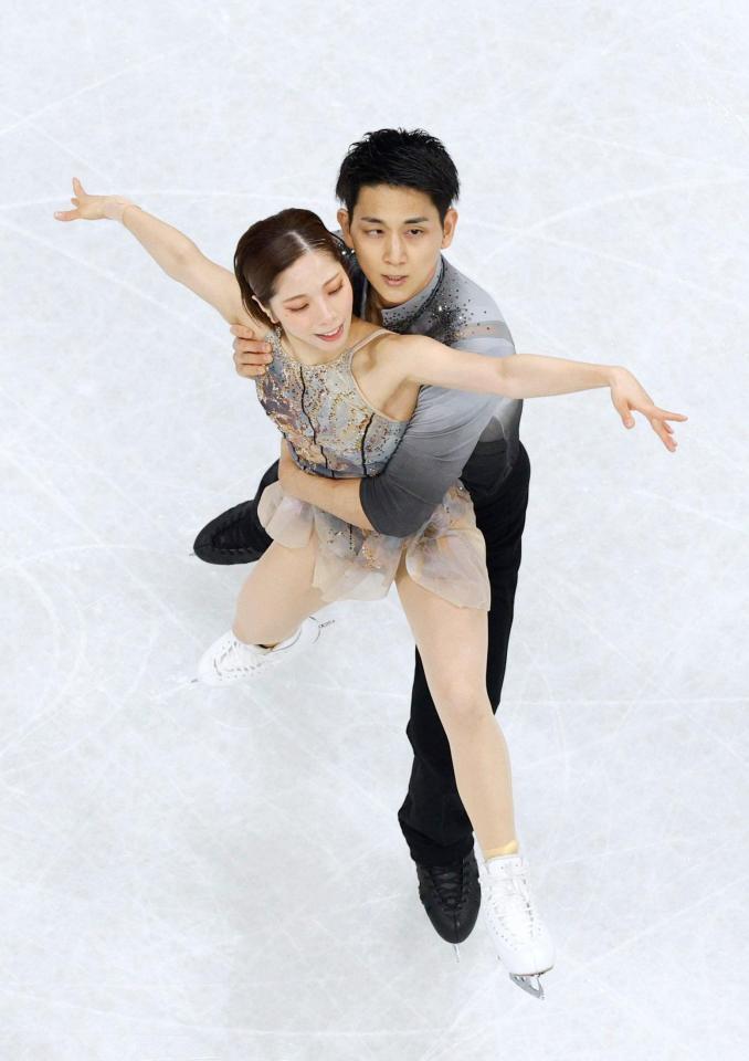 団体ペア・フリー　演技する三浦璃来（左）、木原龍一組＝ミラノ（共同）