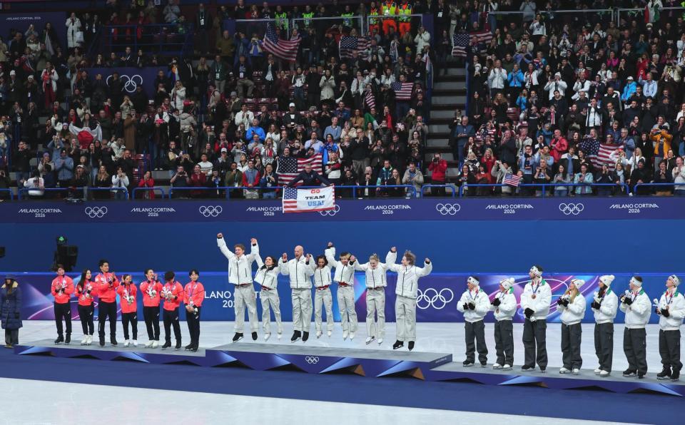 表彰台でジャンプする米国選手たち。左は銀メダルの日本、右は銅メダルのイタリア