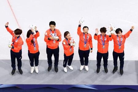 フィギュアスケート団体で銀メダルを獲得し、表彰台に上がる日本チーム（共同）