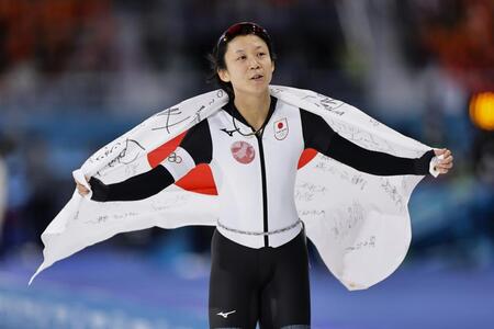 　女子１０００メートルで銅メダルを獲得し、日の丸を掲げる高木美帆＝ミラノ（共同）