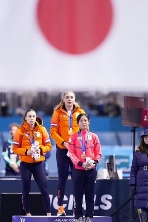 　女子１０００メートルで３大会連続のメダルとなる「銅」を獲得した高木美帆（右）＝ミラノ（共同）