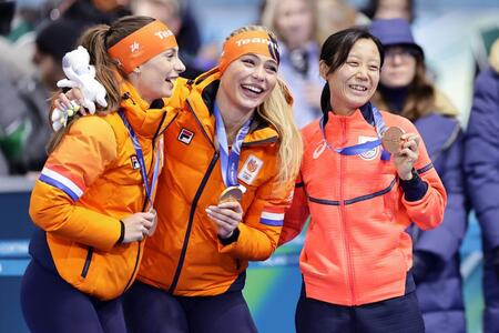 　女子１０００メートルで銅メダルを獲得し笑顔の高木美帆。中央は優勝したユタ・レールダム、左は２位のフェムケ・コク＝ミラノ（共同）女子１０００メートルで銅メダルを獲得し笑顔の高木美帆。中央は優勝したユタ・レールダム、左は２位のフェムケ・コク＝ミラノ（共同）