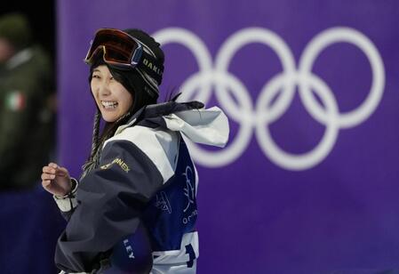 　女子ビッグエア決勝　１回目を終え笑顔の村瀬心椛＝リビーニョ（共同）