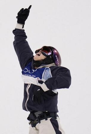 　女子ビッグエア決勝　３回目のジャンプで着地を決め、喜ぶ村瀬心椛＝リビーニョ（共同）