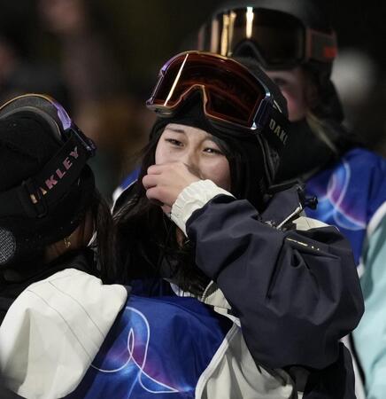 　女子ビッグエア決勝　３回目を終え、感極まる村瀬心椛＝リビーニョ（共同）