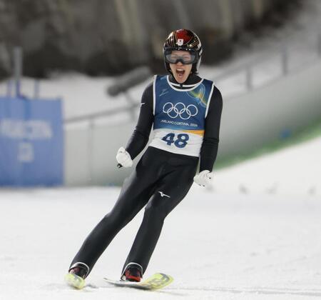 会心のジャンプを決め、ほえる二階堂蓮＝プレダッツォ・ジャンプ競技場（撮影・吉澤敬太）