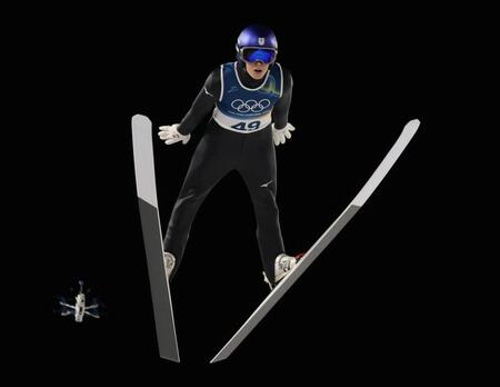 飛躍する小林陵侑＝プレダッツォ・ジャンプ競技場（撮影・吉澤敬太）