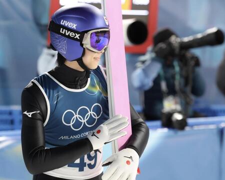 ジャンプを終え、ほほえむ小林陵侑＝プレダッツォ・ジャンプ競技場（撮影・吉澤敬太）