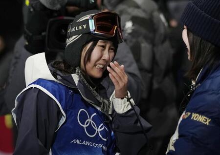 　女子ビッグエアで金メダルを獲得し、感極まる村瀬心椛＝リビーニョ（共同）