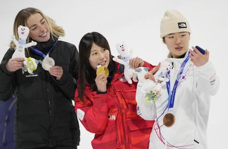 　女子ビッグエアで金メダルを獲得し、表彰台で記念撮影する村瀬心椛（中央）ら＝リビーニョ（共同）