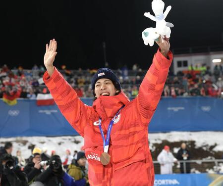 銅メダルを胸に歓声に応える二階堂蓮＝プレダッツォ・ジャンプ競技場（撮影・吉澤敬太）