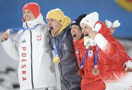 銅メダルを獲得し、叫ぶ二階堂蓮（右から２人目）＝プレダッツォ・ジャンプ競技場（撮影・吉澤敬太）