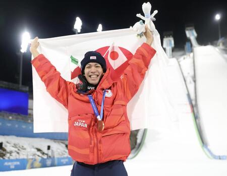 銅メダルを獲得し喜ぶ二階堂蓮＝プレダッツォ・ジャンプ競技場（撮影・吉澤敬太）