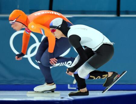 女子１０００メートル　滑走する高木美帆（右）。左は同走のユタ・レールダム