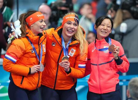 女子１０００メートルで銅メダルを獲得し、笑顔の高木美帆（右）。中央は優勝したユタ・レールダム、左は２位のフェムケ・コク