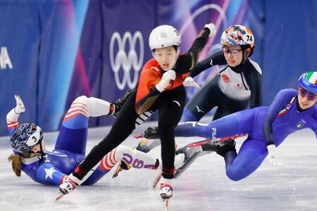 女子５００メートル予選　転倒する金井莉佳（74）＝ミラノ（共同）