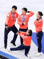 　銀メダルを獲得し、記念撮影する（左から）木原、鍵山、三浦、坂本（共同）