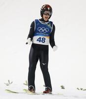 ジャンプをきめ、ほえる二階堂蓮＝プレダッツォ・ジャンプ競技場（撮影・吉澤敬太）