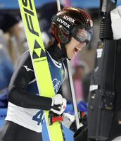 会心のジャンプに雄叫びをあげる二階堂蓮＝プレダッツォ・ジャンプ競技場（撮影・吉澤敬太）