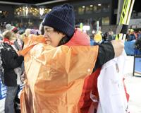 父と抱き合い喜ぶ二階堂蓮＝プレダッツォ・ジャンプ競技場（撮影・吉澤敬太）